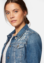 Load image into Gallery viewer, DAISY | Jeansjacke mit Perlen
