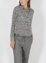 Load image into Gallery viewer, BLUSE | Lange Bluse mit Leopardenmuster
