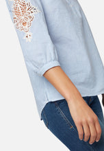 Load image into Gallery viewer, BLUSE | Gestreifte Bluse mit Spitze
