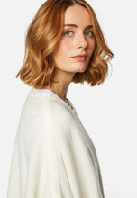 Load image into Gallery viewer, PONCHO | Strickponcho mit Samt-Bindings
