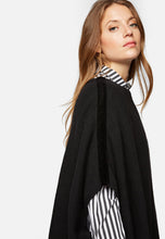 Load image into Gallery viewer, PONCHO | Strickponcho mit Samt-Bindings
