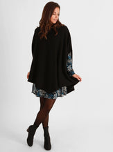 Load image into Gallery viewer, PONCHO | Strickponcho mit Samt-Bindings
