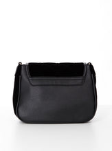 Load image into Gallery viewer, TASCHE | Schwarze Umhängetasche mit goldenen Anhängern
