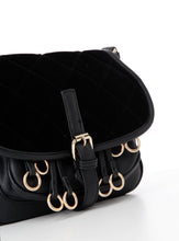 Load image into Gallery viewer, TASCHE | Schwarze Umhängetasche mit goldenen Anhängern
