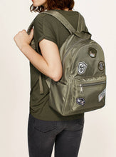 Load image into Gallery viewer, RUCKSACK | Grüner Stoffrucksack mit Patches
