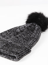 Load image into Gallery viewer, MÜTZE | Mütze mit schwarzem Bommel
