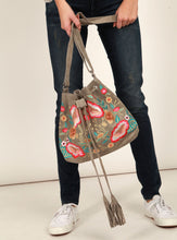Load image into Gallery viewer, TASCHE | Leder Umhängetasche mit Stickerei
