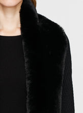Load image into Gallery viewer, PONCHO | Schwarzer Poncho mit Fellkragen
